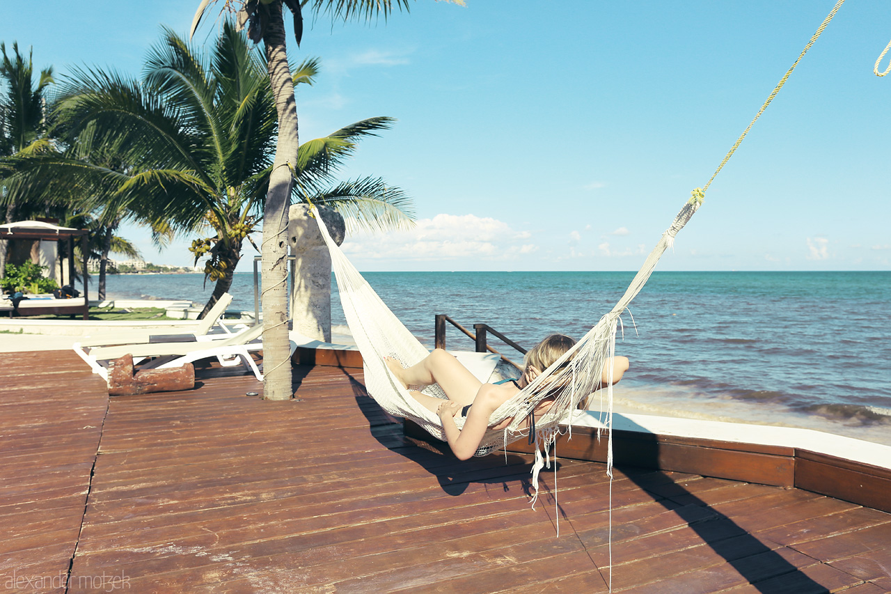 Siesta Morelense Foto von Relaxing in a hammock by the serene waters of Puerto Morelos, Quintana Roo, encapsulating coastal tranquility.