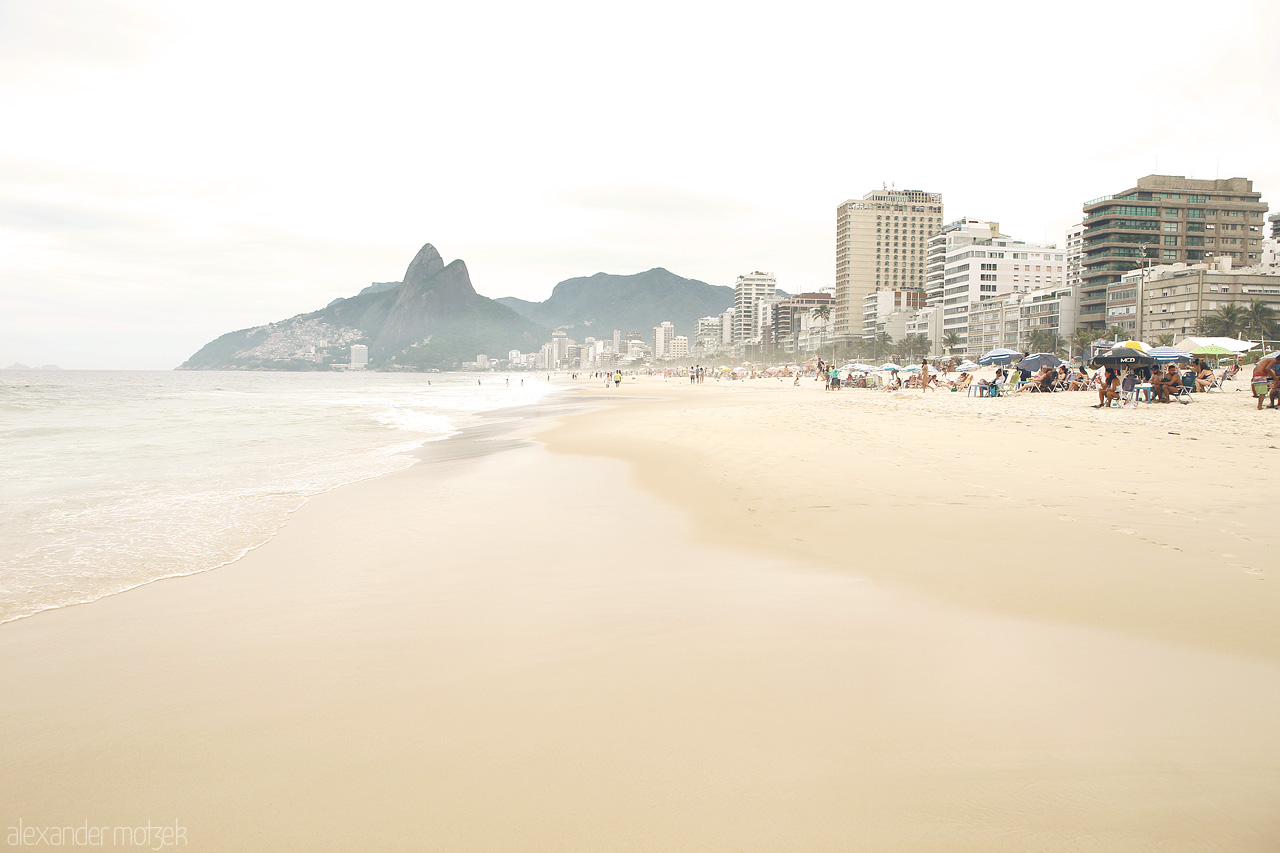 Foto von Explore the golden sands of Ipanema Beach in Rio, bordered by azure waves and the iconic Dois Irmãos peaks in the distance.