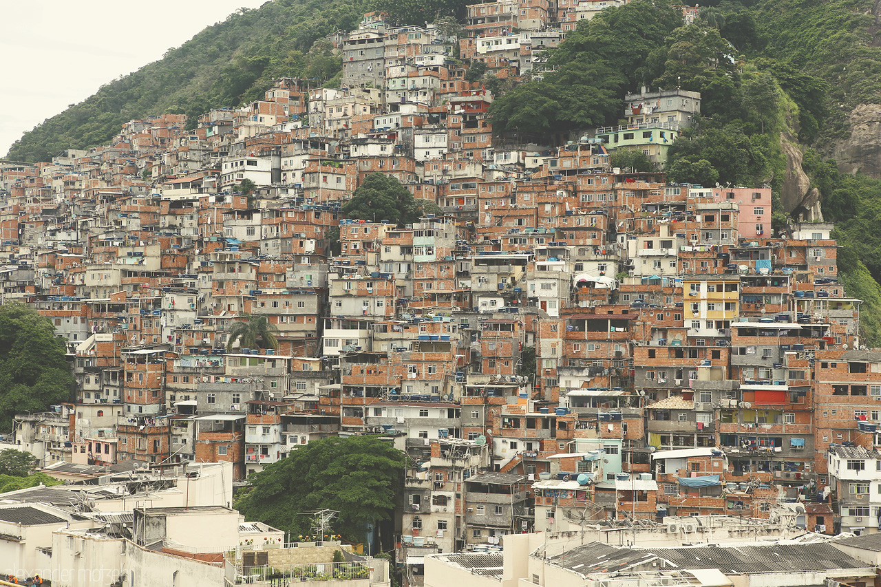 Foto von Favela im Berg hinter der Copacabana