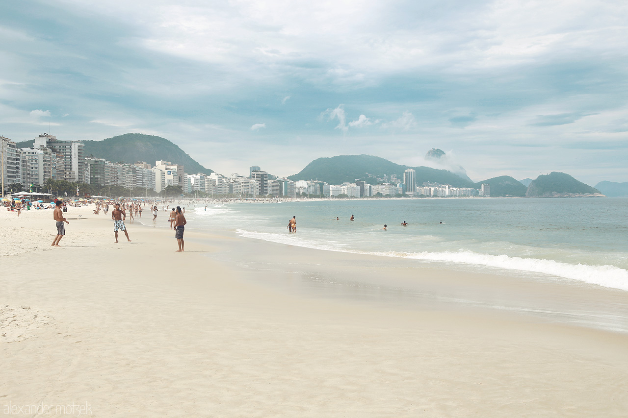 Foto von Soft sands of Copacabana, Rio de Janeiro; a serene escape with lush hills and urban vibrance.