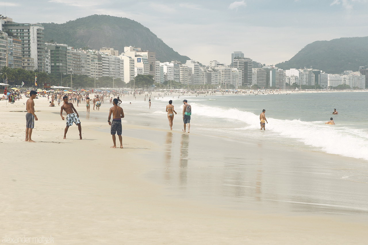 Foto von Strand der Copacabana in Rio mit Fußball