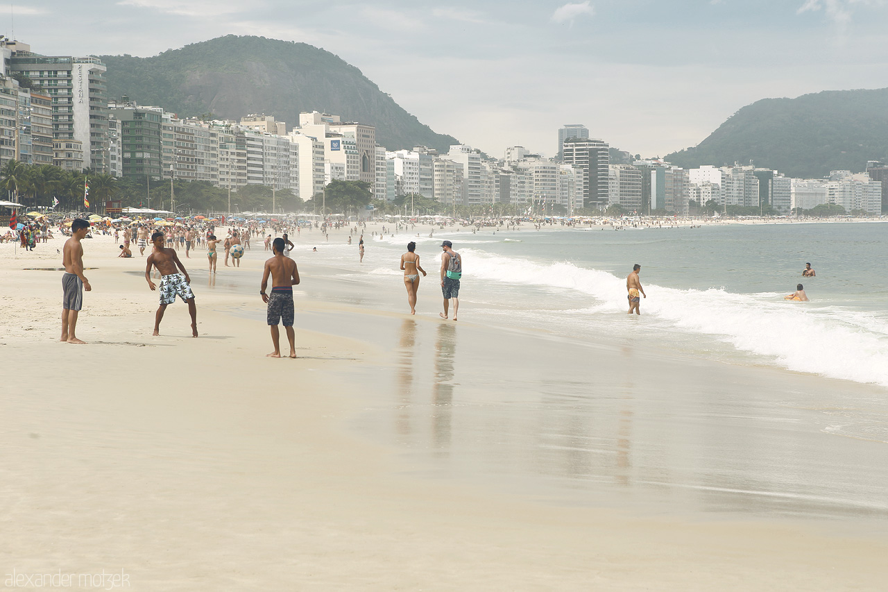 Foto von Sun-kissed sands and misty waves grace Rio's iconic Copacabana beach, a lively hub of culture and beauty.