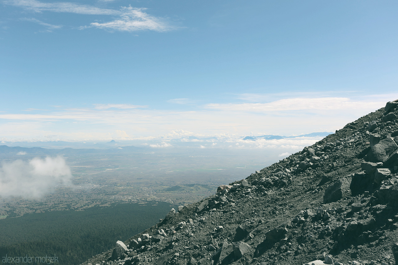 Malinche's Silhouette Foto von Rocky slopes of La Malinche with expansive views of Puebla's landscape and distant mountains.