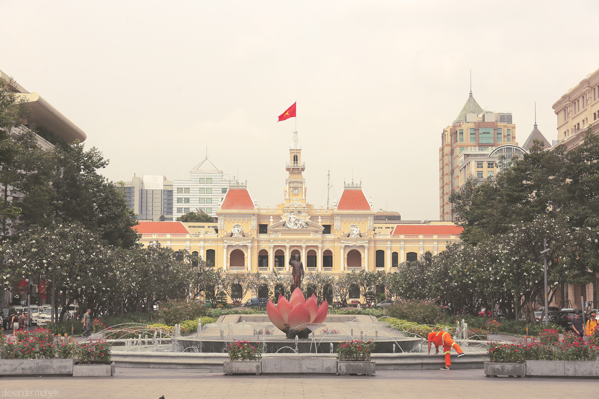 Foto von Saigon's City Hall rises behind a blooming lotus fountain on Nguyen Hue, blending colonial charm with modern Ho Chi Minh City spirit.