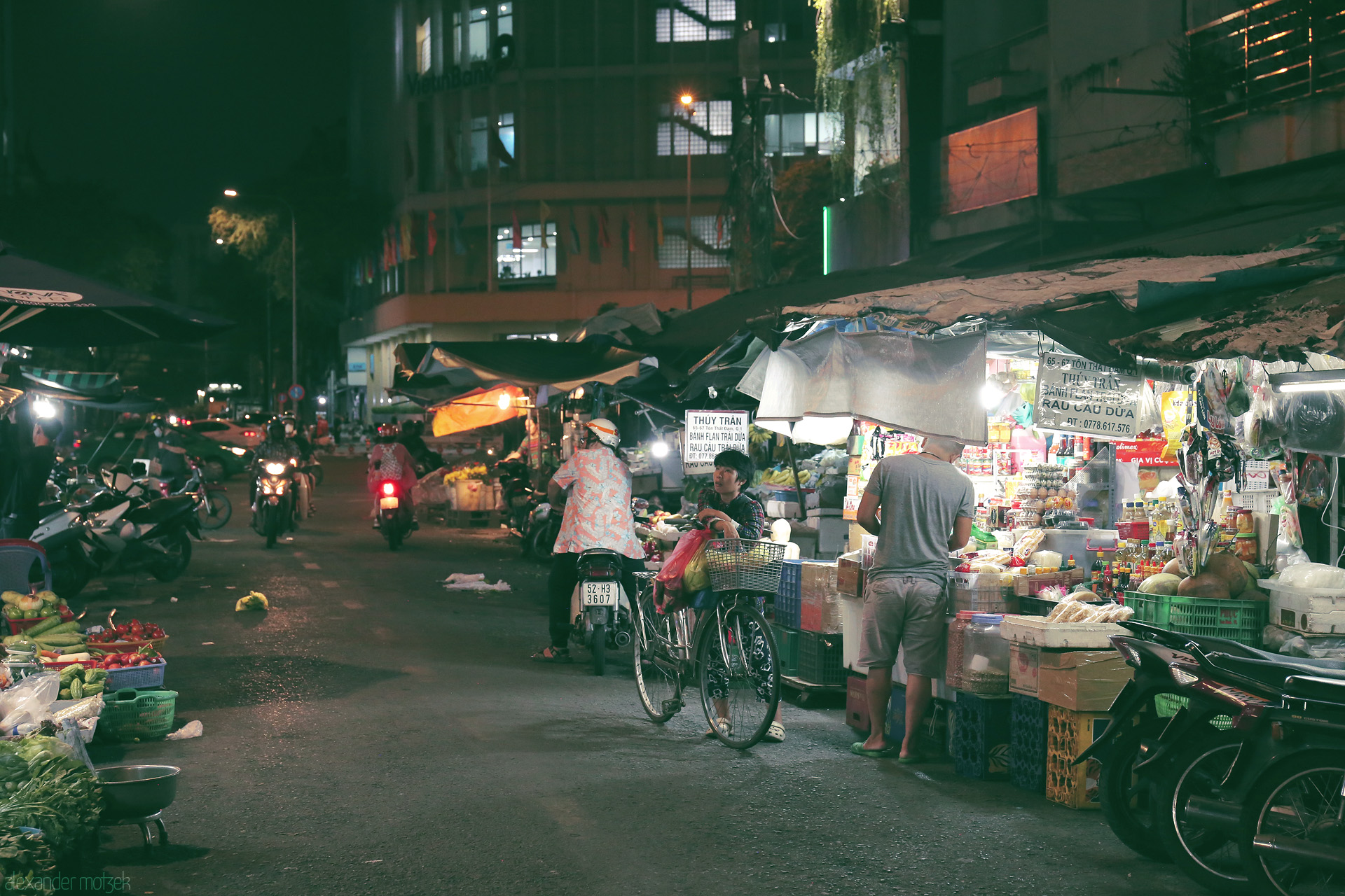 Foto von Saigon’s night market bustles under neon lights—vendors, scooters, and streetlife merge in the vibrant heart of Ho Chi Minh City.