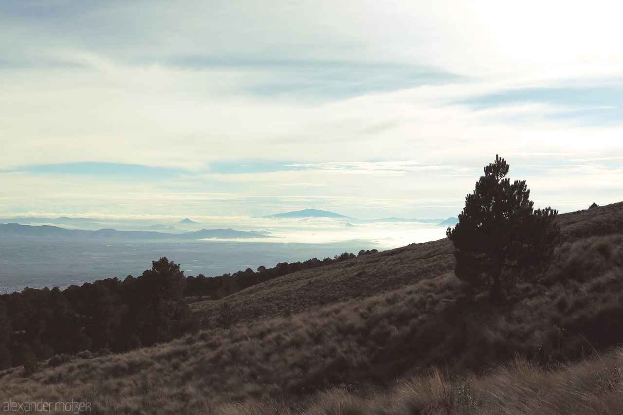 Malinche's Hues Foto von Serene landscape at La Malinche, Puebla with rolling hills and clouds blanketing the horizon.