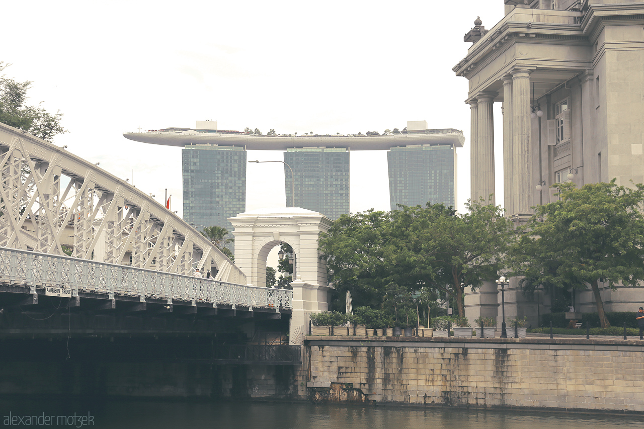 Foto von A serene blend of historic and modern architecture as Singapore's serene waters reflect the iconic Marina Bay Sands.