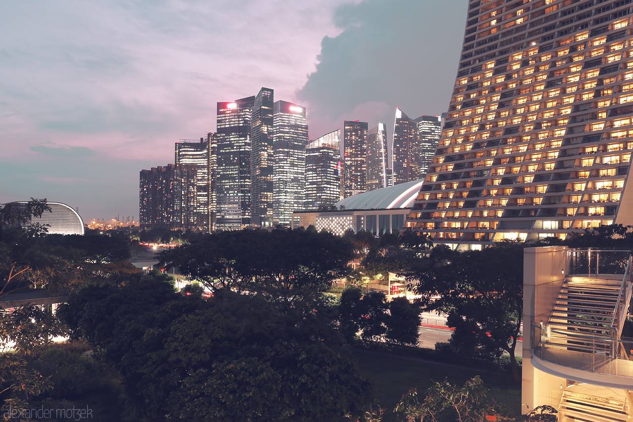 Foto von A twilight view of Singapore's futuristic skyline, blending urban and natural elements, showcasing the city’s architectural brilliance.