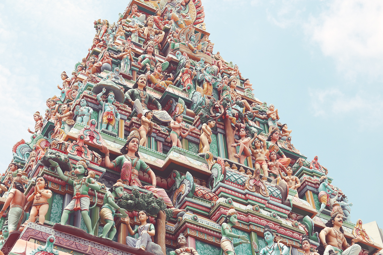 Foto von A vibrant view of Sri Mariamman Temple in Singapore, showcasing intricate sculptures and colorful details that tell stories of devotion and folklore.