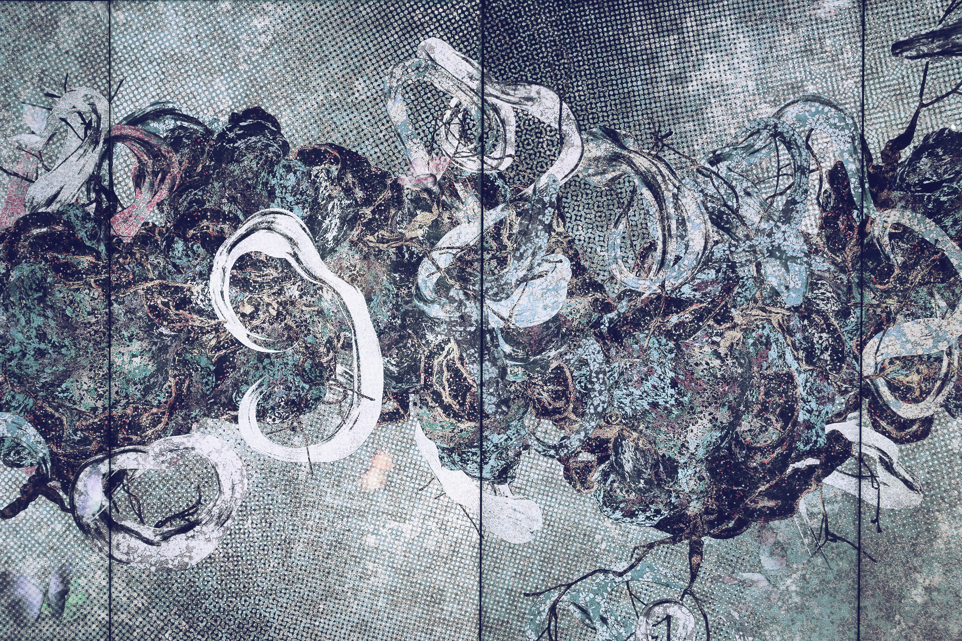 Serpentine Samsui Foto von Abstract mural in Singapore featuring swirling serpentine forms and mosaic textures, echoing the city’s vibrant multicultural pulse.