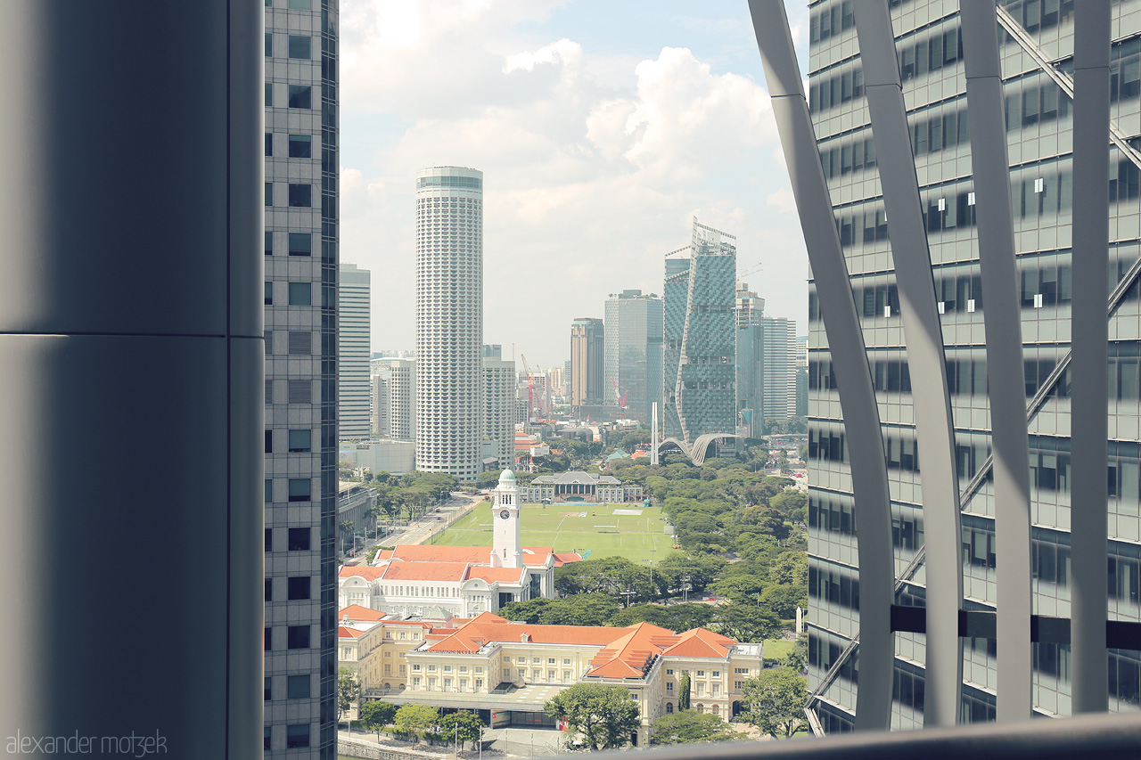 Foto von An architectural dance in Singapore, where modern skyscrapers frame historic landmarks in a vibrant cityscape panorama.