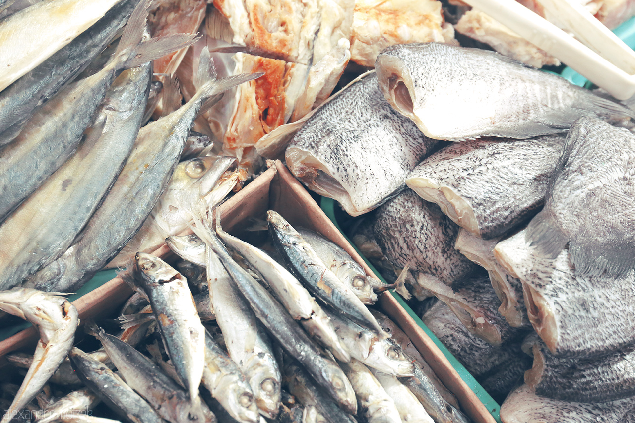 Foto von An intricate display of fresh fish and dried seafood at a bustling market in Singapore. A feast for the eyes and taste buds.