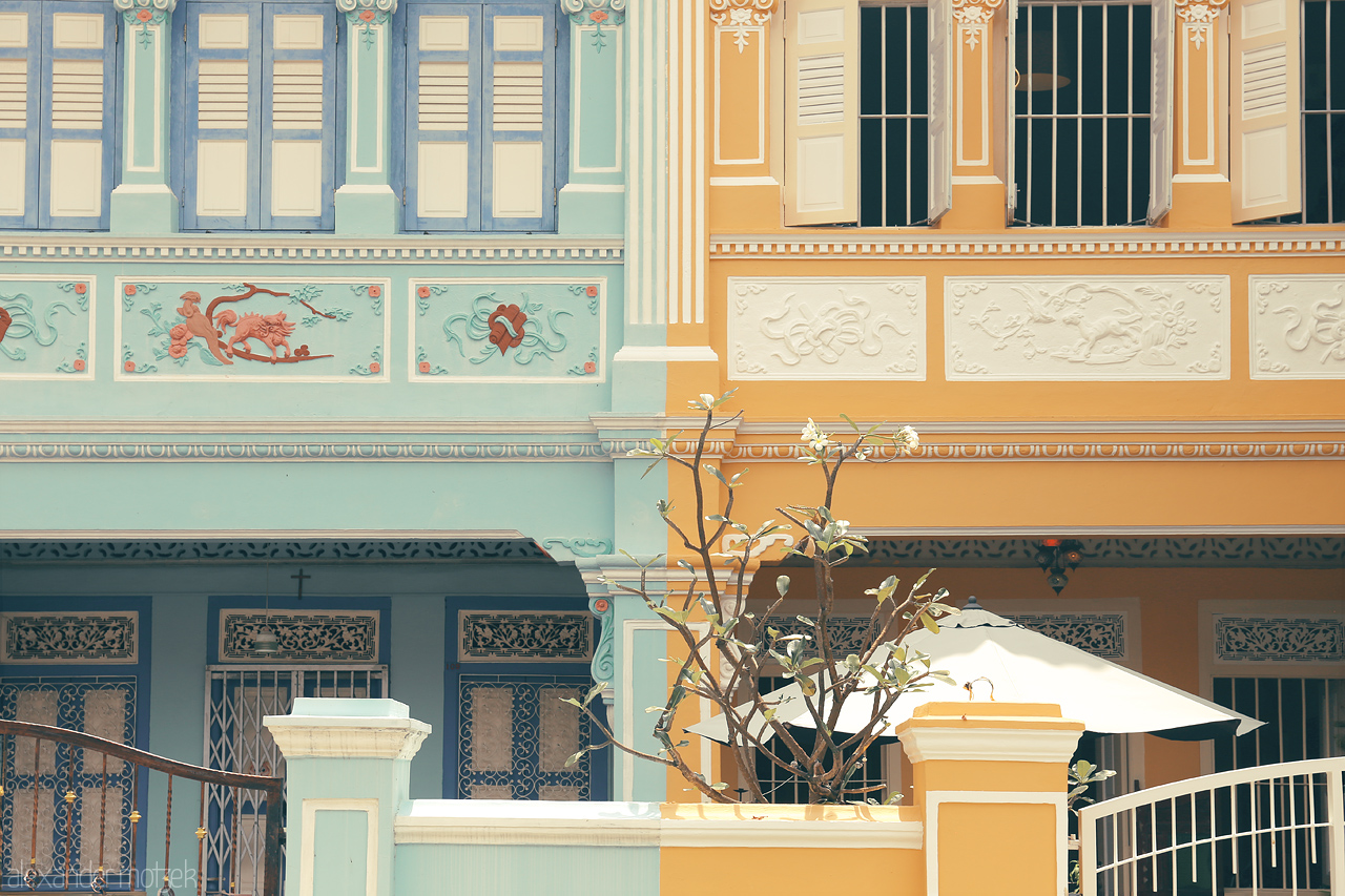 Foto von Colorful Peranakan shophouses in Joo Chiat, Singapore, showcasing intricately detailed facades with pastel hues and classic floral designs.