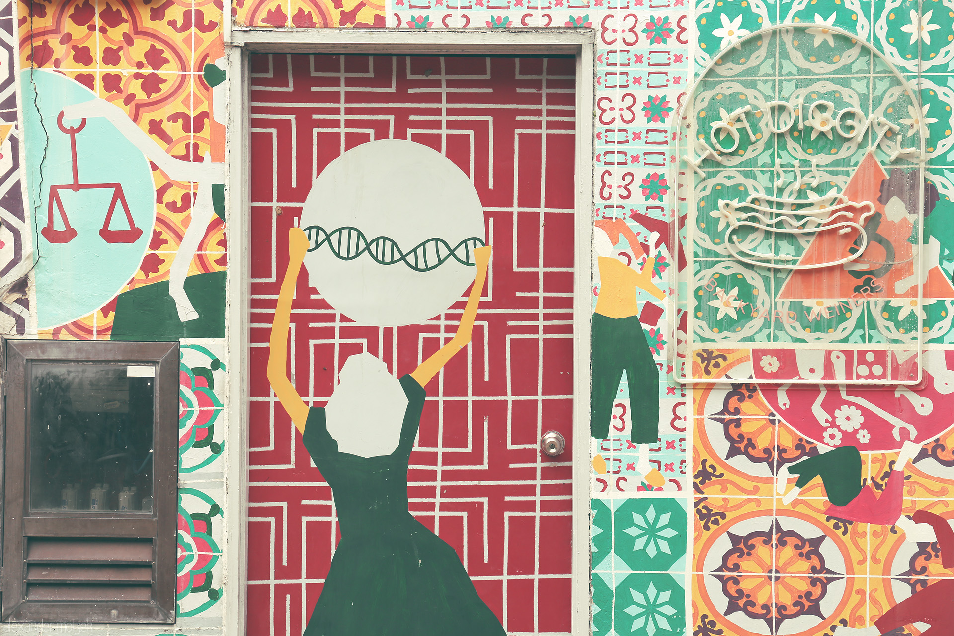 Kopitiam Chromosomes Foto von Colorful mural in Singapore blends Peranakan tiles, street art, and DNA—where culture and science meet in vibrant harmony.