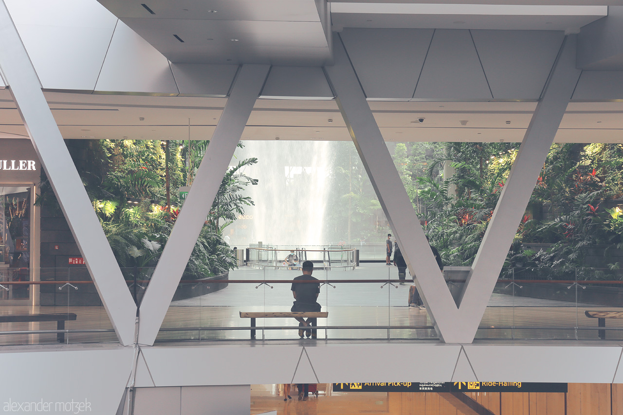 Foto von Experience tranquility at the Jewel in Changi Airport, where lush gardens and a majestic waterfall transform travel into a serene escape.