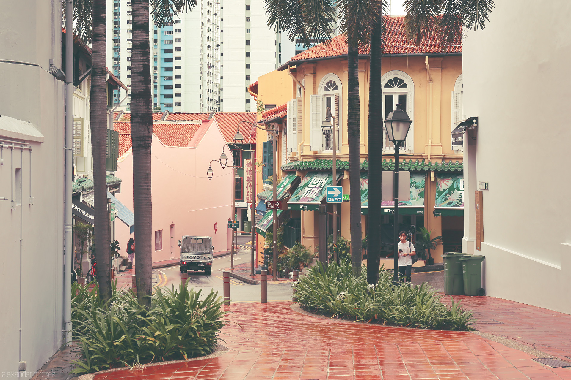 Kampong Vibes, City Sighs Foto von Shophouse facades and palms meet city towers in Singapore’s vibrant Bugis district, where the old kampong spirit lives on.
