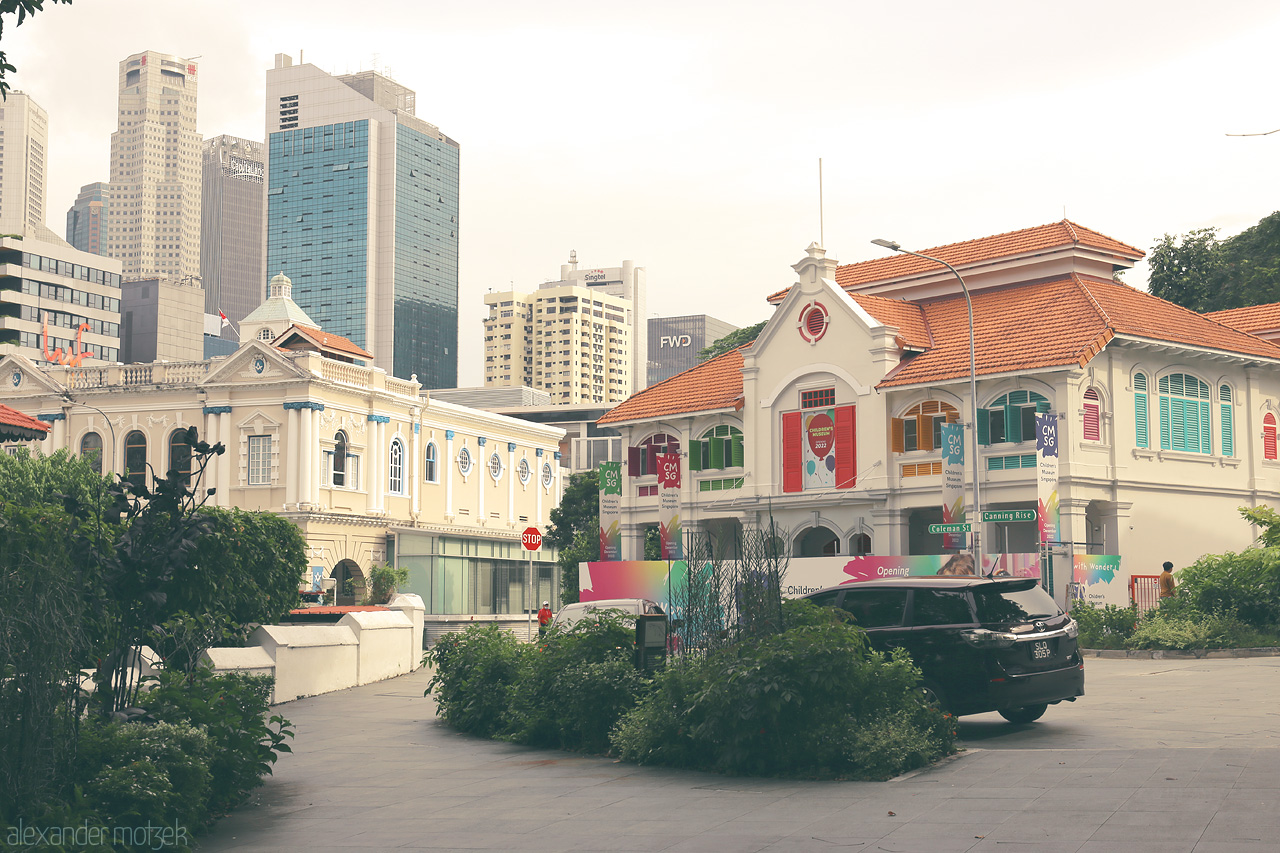 Foto von Singapore: Where vibrant colonial-era architecture meets sleek modern skyscrapers in a harmonious urban tapestry.