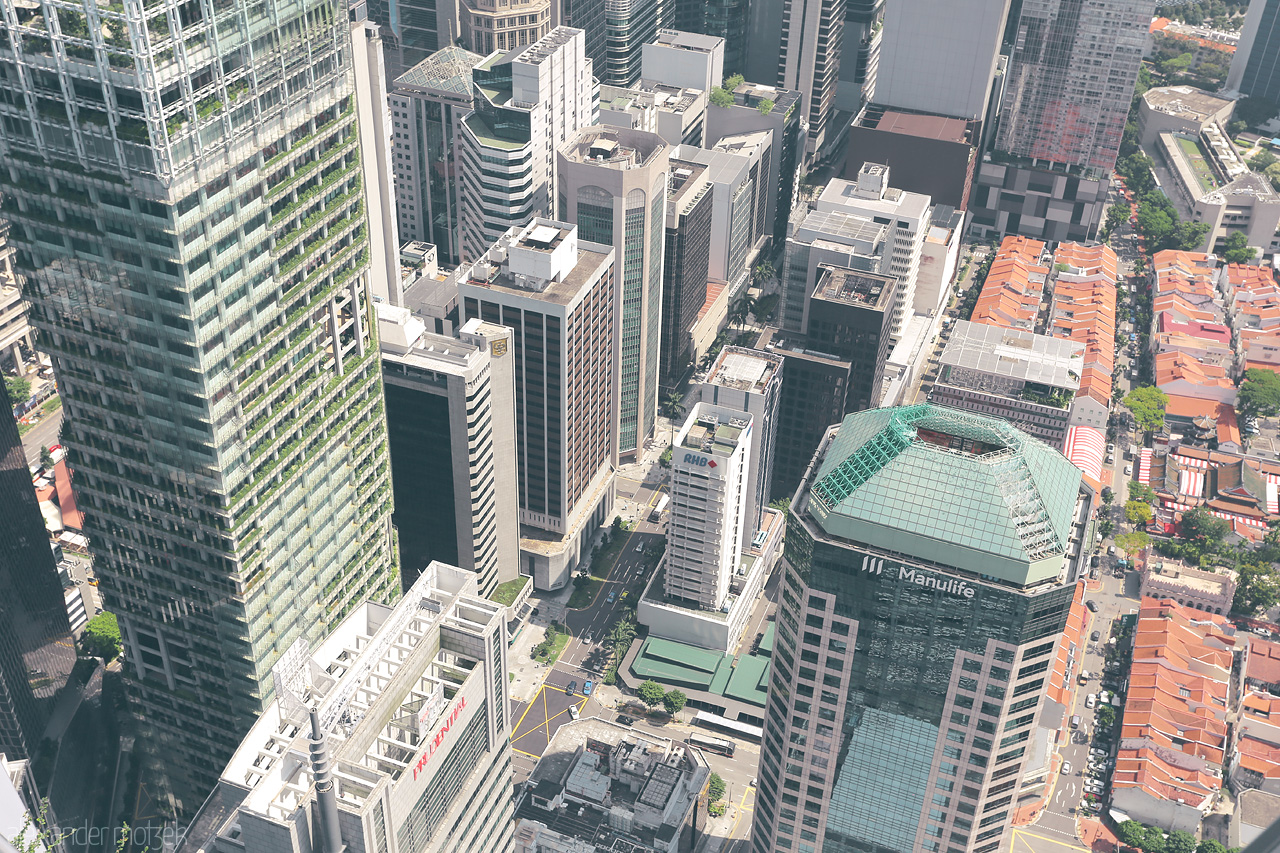 Foto von Stunning aerial view of Singapore's iconic skyscrapers, blending modernity with vibrant city life below.