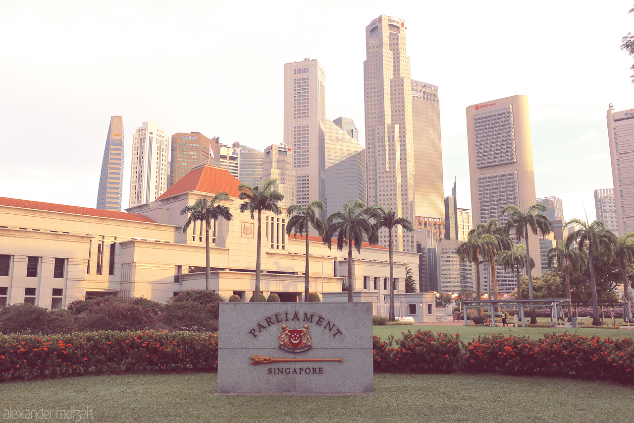 Foto von The Singapore Parliament House stands with the city's iconic skyline in the background, blending modernity with tradition at the heart of the Lion City.