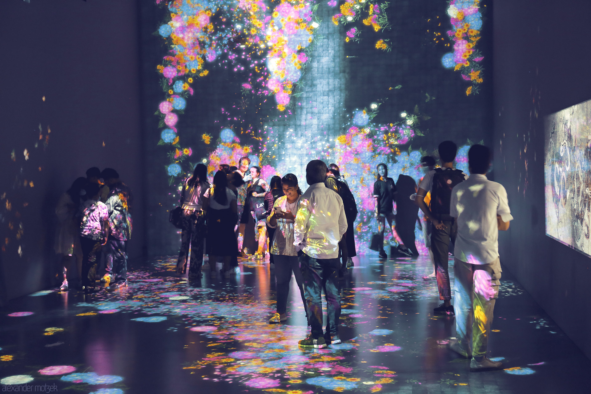 Kampong Glam Nights Foto von Vibrant nightlife in Singapore’s Kampong Glam, with neon-lit murals, eclectic crowds, and buzzing open-air cafes in a lively back alley.