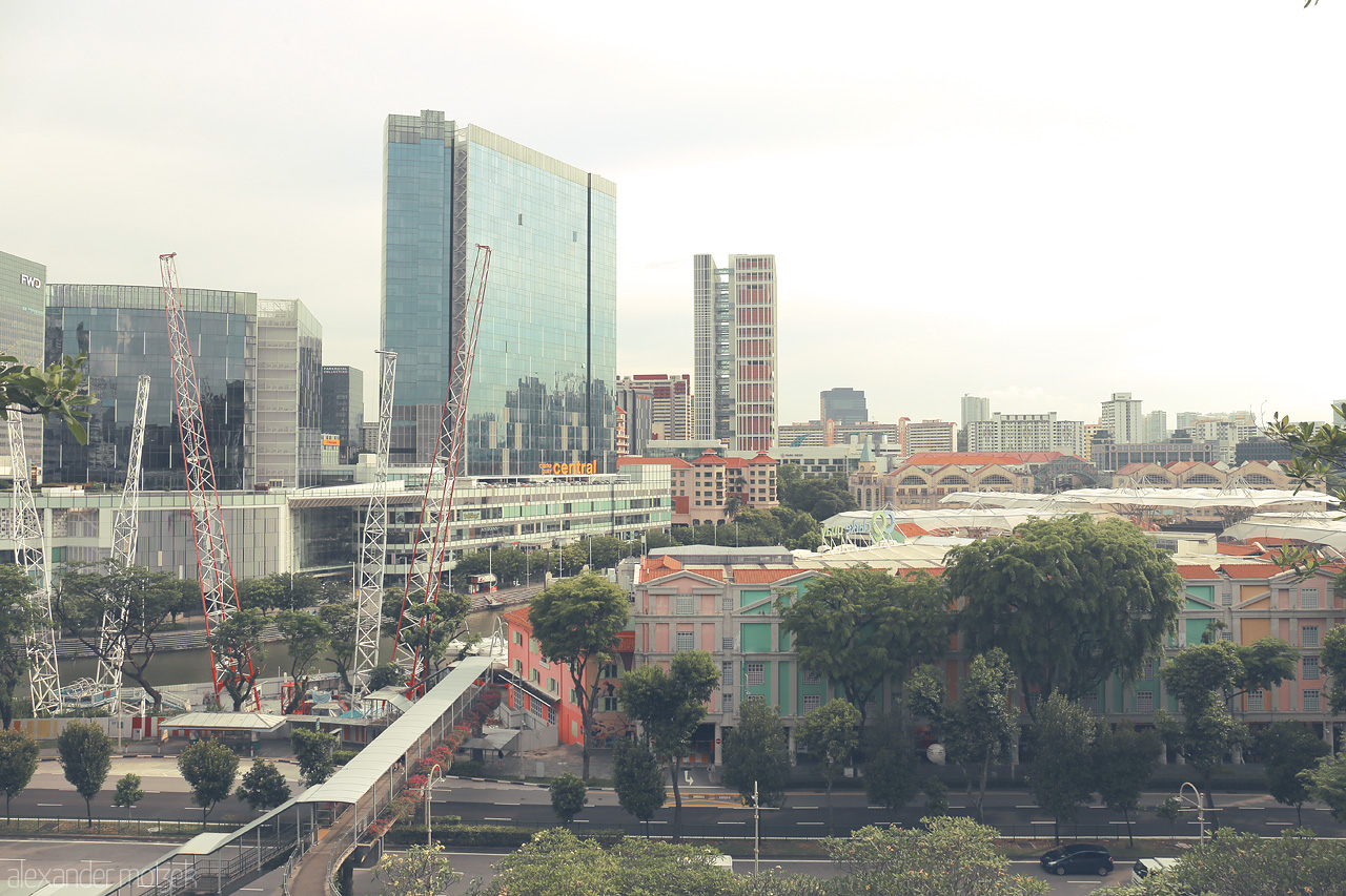 Foto von Vibrant shophouses juxtapose modern skyscrapers in the dynamic cityscape of Singapore. A harmony of tradition and innovation.