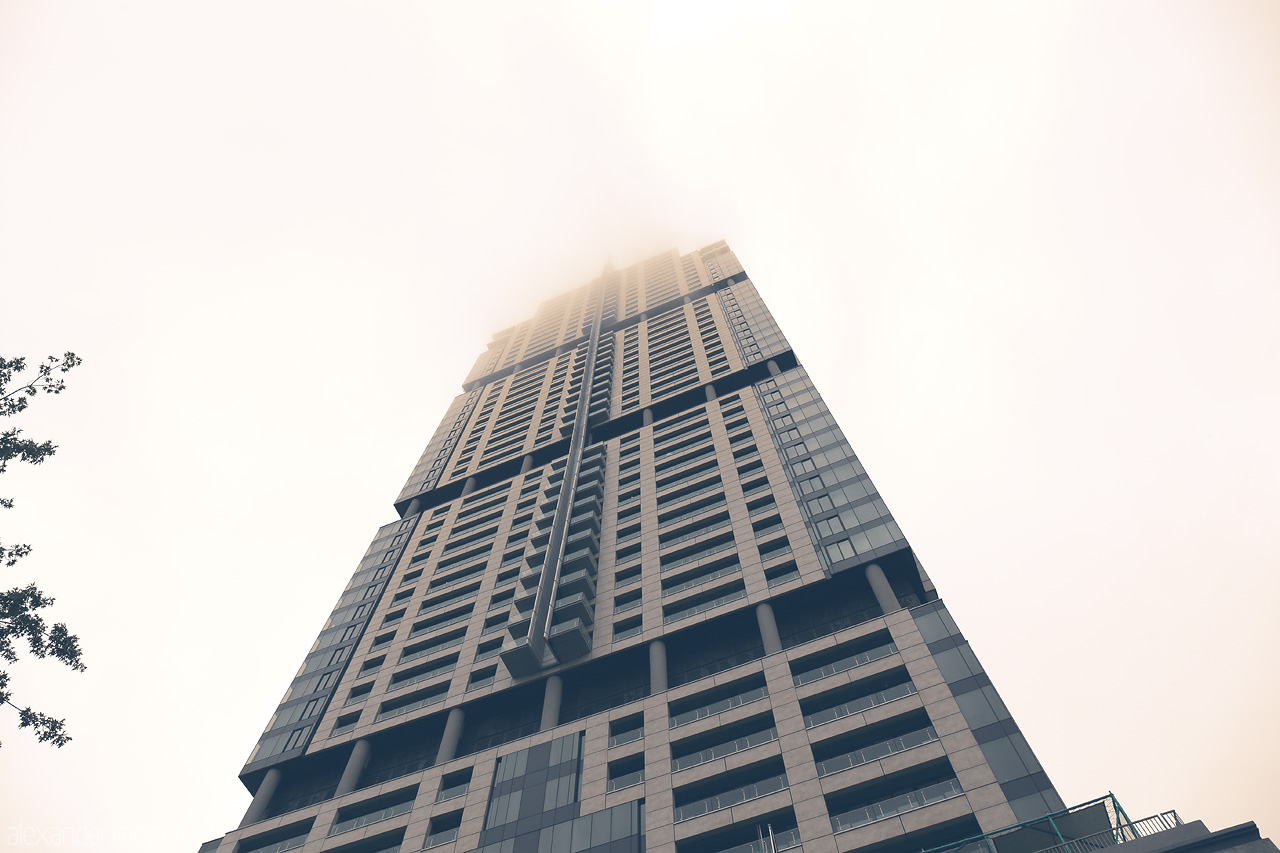 Foto von A majestic skyscraper pierces the fog in Sandton, Johannesburg, capturing the essence of Jozi's vibrant skyline.