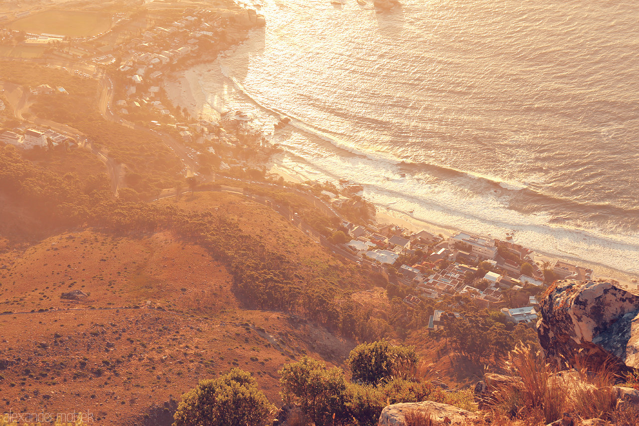 Foto von Bask in the golden sunset over Lion's Head, Cape Town, where ocean waves meet rugged beauty. Unity in nature's harmony.