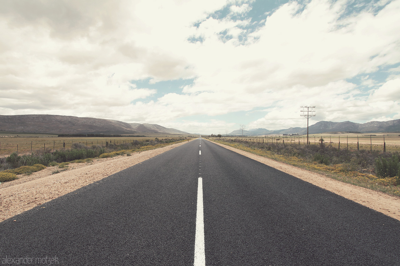 Foto von Blick entlang der frisch geteerten schwarzen Route 62 in Südafrika