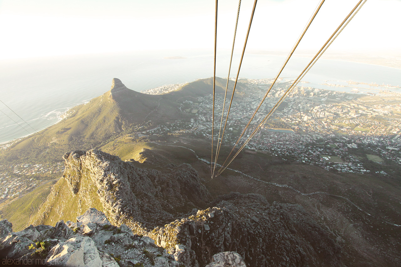 Foto von Blick hinab des Tafelberges entlang den Seilen der Seilbahn hinauf auf den Tafelberg