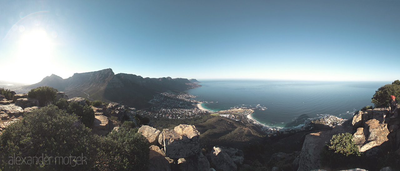 Foto von Blick über Hout Bay und den Tafelberg in Kapstadt am frühen Morgen