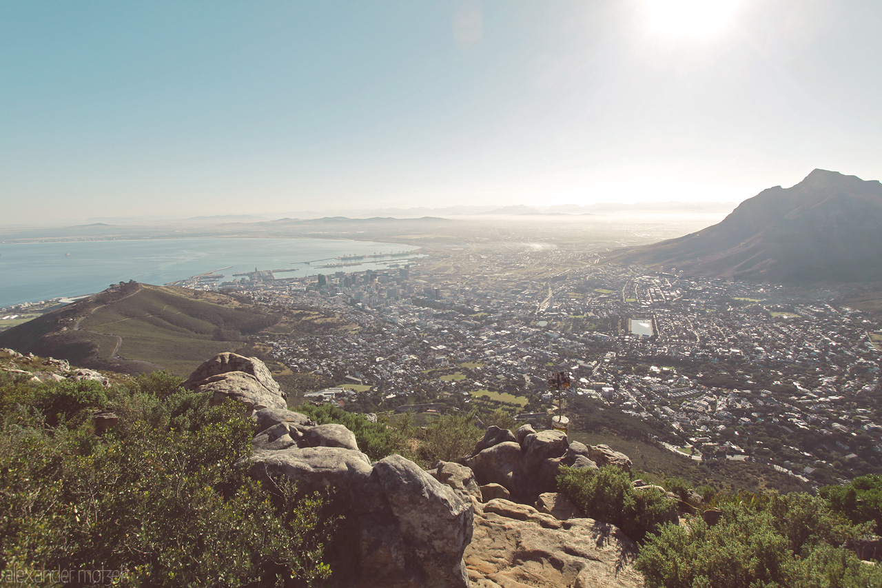 Foto von Blick vom Gipfel des Lion's Head über seinen Rücken bis auf den Hafen von Kapstadt