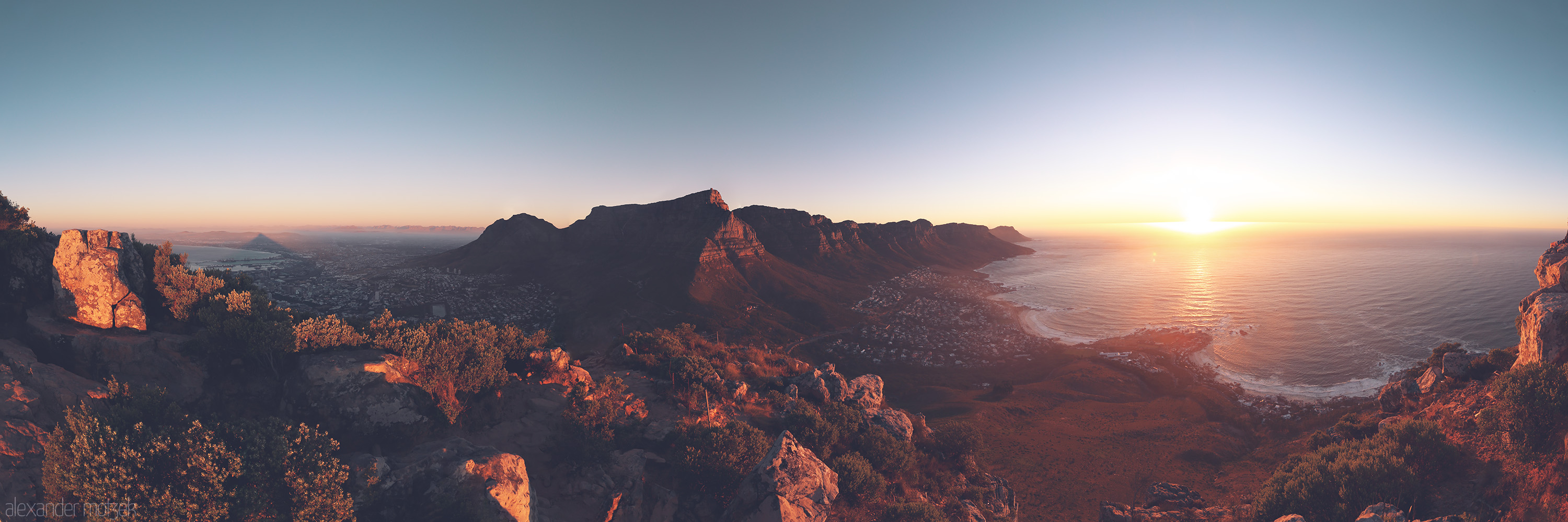 Foto von Breathtaking sunset over Lion's Head, Cape Town, paints the horizon with golden hues. A perfect blend of mountain and ocean serenity.