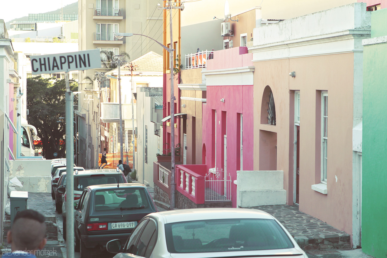 Foto von Bunte Häuser entlang Bokaap in der Chiappini Street im Zentrum Kapstadts