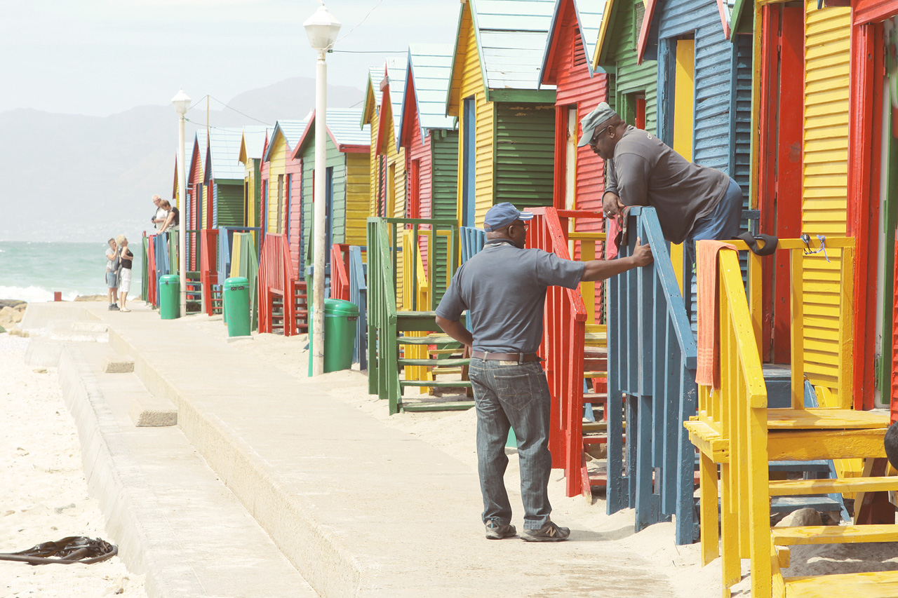 Foto von Bunte Umkleidehäuschen entlang des Muizenberg Strandes in der Nähe von Kapstadt