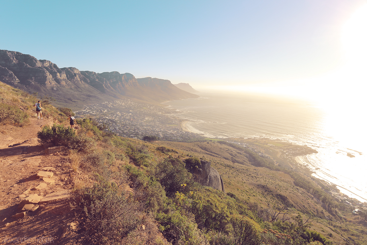 Foto von Captivating vistas from Lion's Head, overlooking Cape Town's serene coastline under the golden African sun.