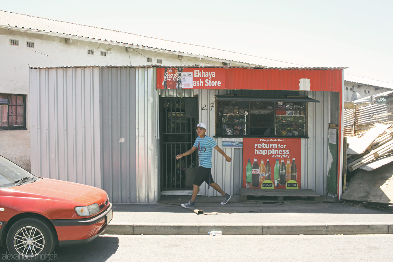 Foto von Cash Store im Township Langa in Coca Cola Farben