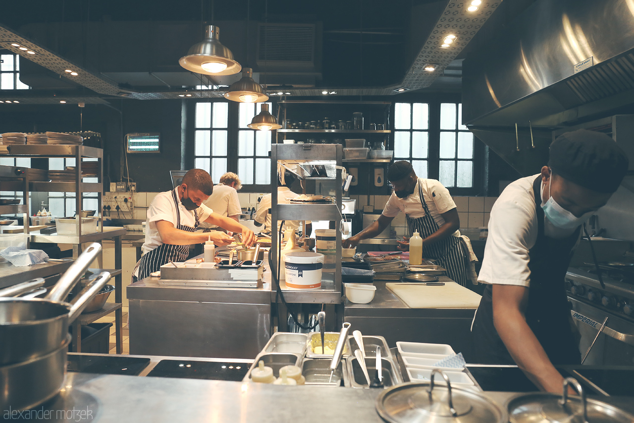 Foto von Chefs at work in a bustling Woodstock kitchen, Cape Town, crafting culinary delights with precision and passion.