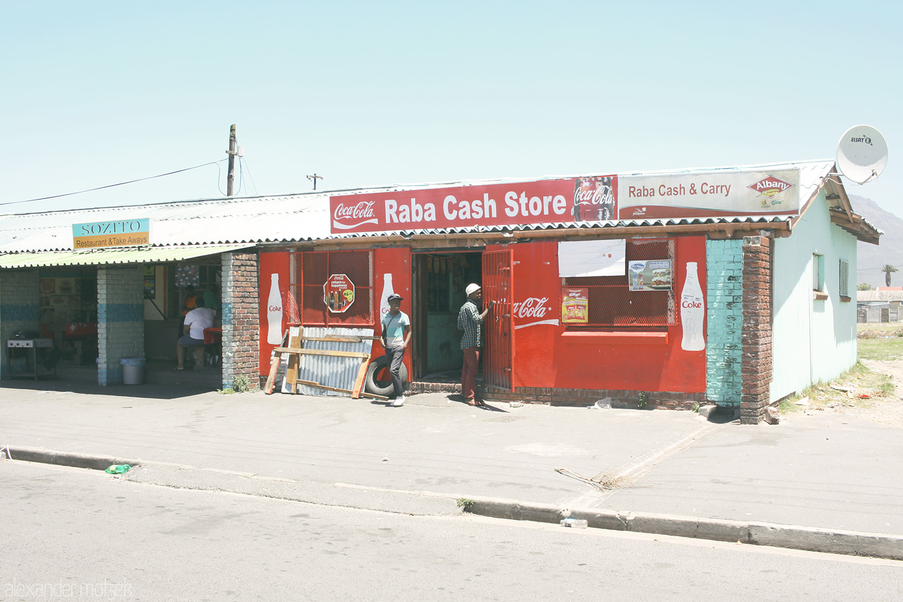Foto von Einkaufsladen im Township Langa in Kapstadt mit großer Coca Cola Werbung