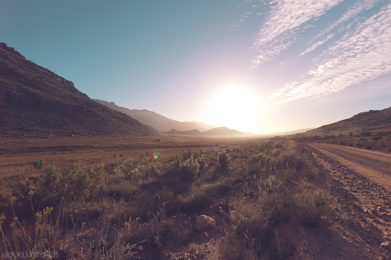 Foto von Embrace the tranquil charm of Cederberg's golden hour, where rugged landscapes meet ethereal skies.