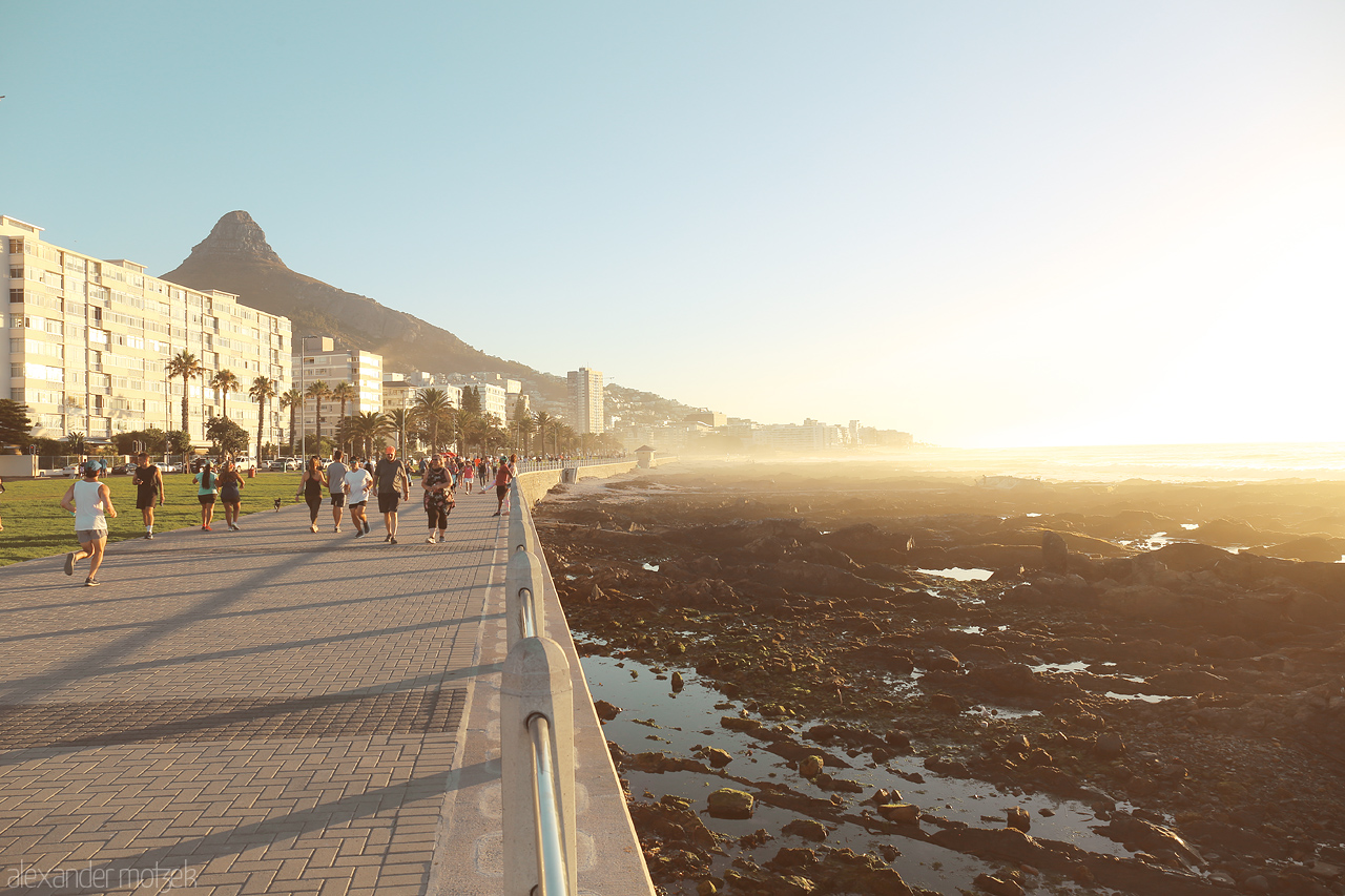 Foto von Evening glow on Sea Point promenade with Lion's Head standing watch, Cape Town.