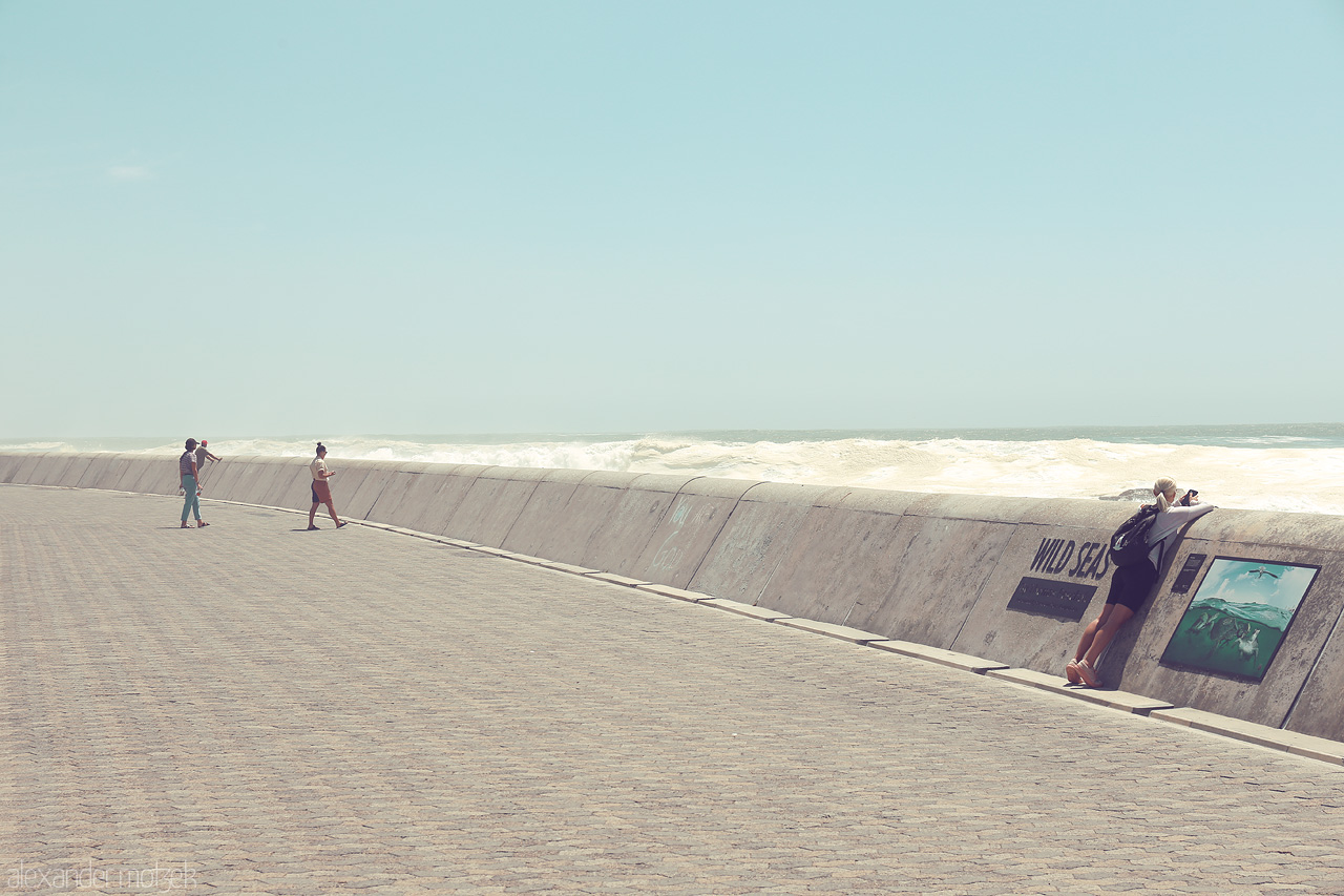 Foto von Explore Cape Town's Sea Point promenade, where ocean meets sky in a stunning coastal display.