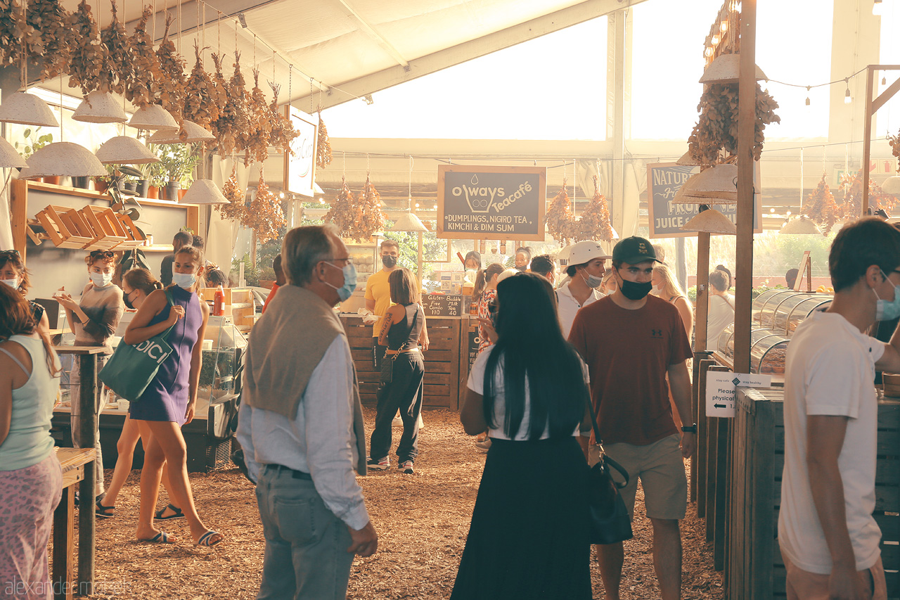 Foto von Explore vibrant tastes and aromas at Oranjezicht City Farm & Market in Cape Town. A bustling hub of local flavors and community vibes.