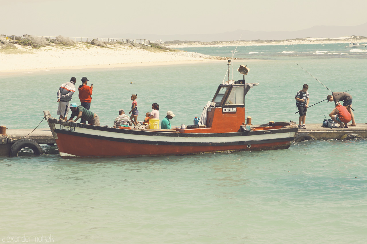 Foto von Fischer in ihrem Fischerboot in Südafrika