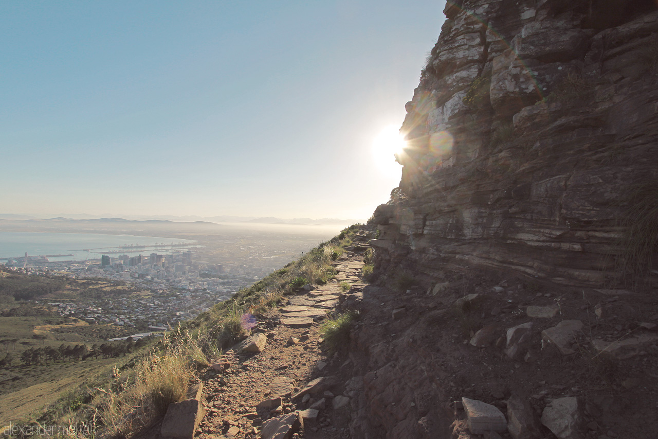 Foto von Kapstadt blickt hinter dem Lion's Head am frühen Morgen hervor