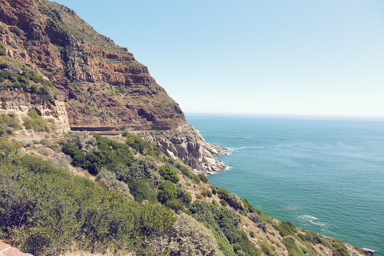 Foto von Majestic coastal view of Cape Town, South Africa, showcasing vibrant cliffs meeting the azure ocean under a clear sky.