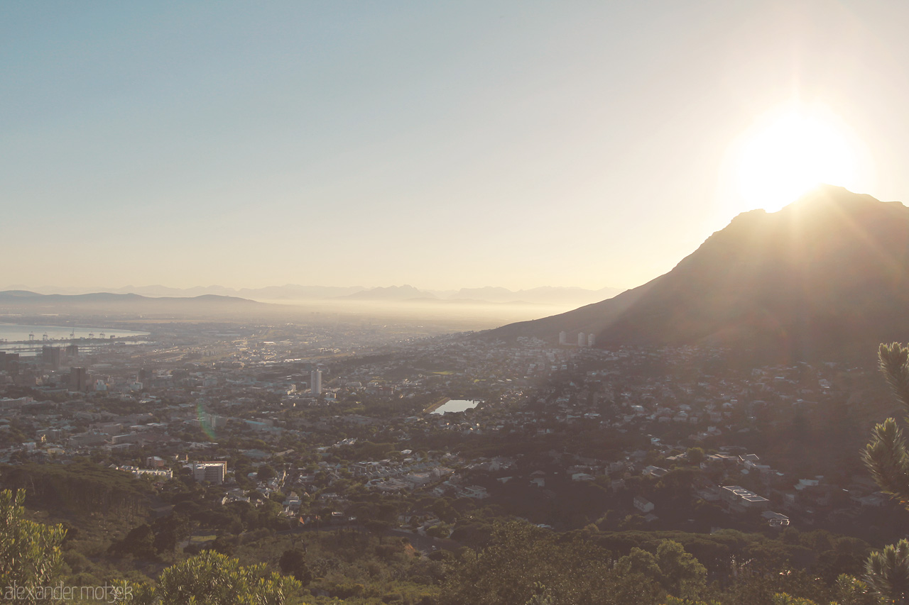 Foto von Sonnenaufgang hinter dem Tafelberg in Kapstadt gesehen vom Lion's Head