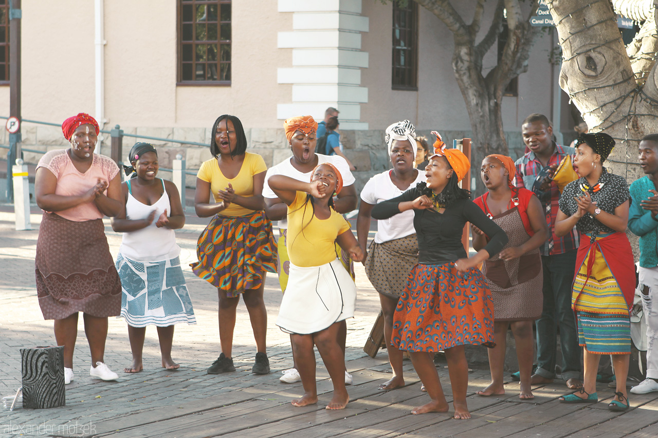 Foto von Tanzende Frauen am V&A Wonterfront in der Innenstadt von Kapstadt