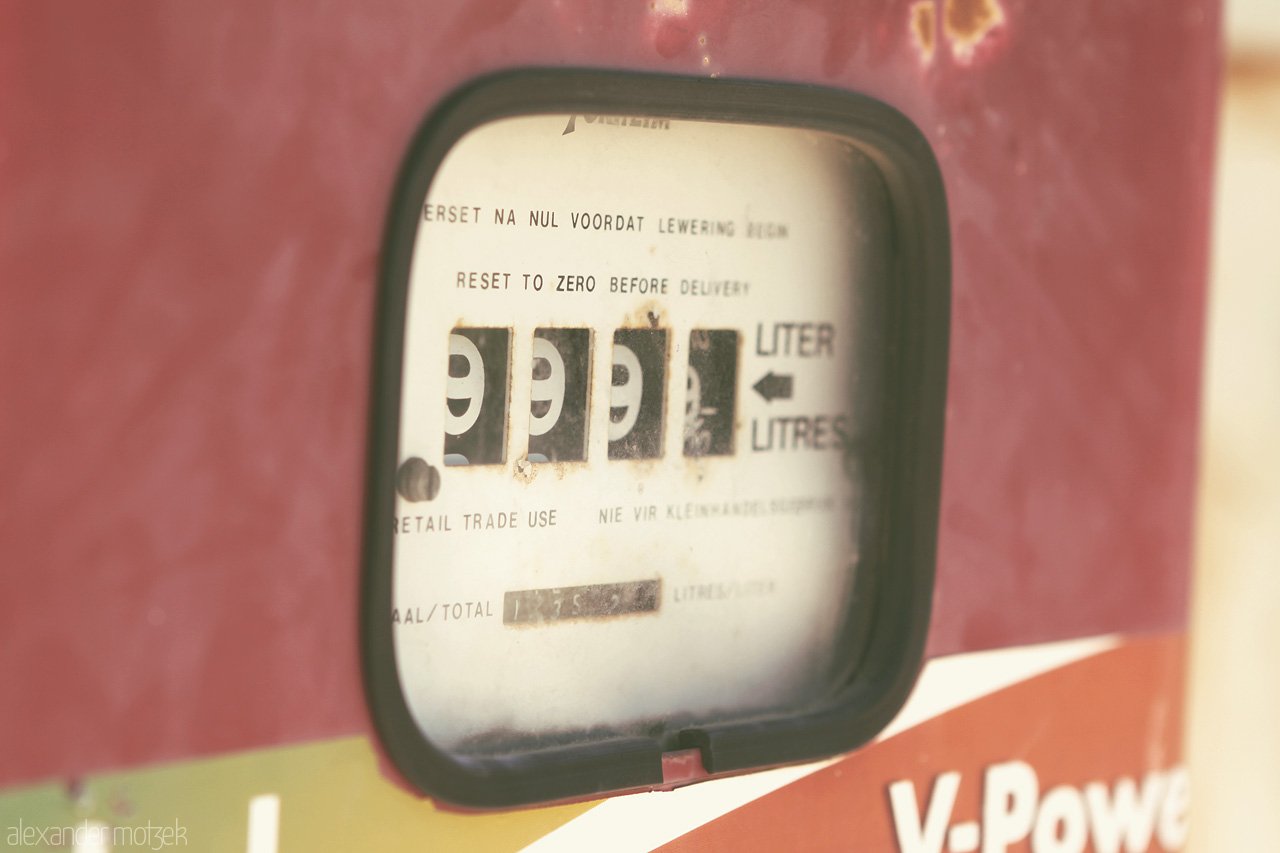 Foto von V-Power an einer Vintage Zapfsäule einer Tankstelle entlang der Route 60 in Südafrika