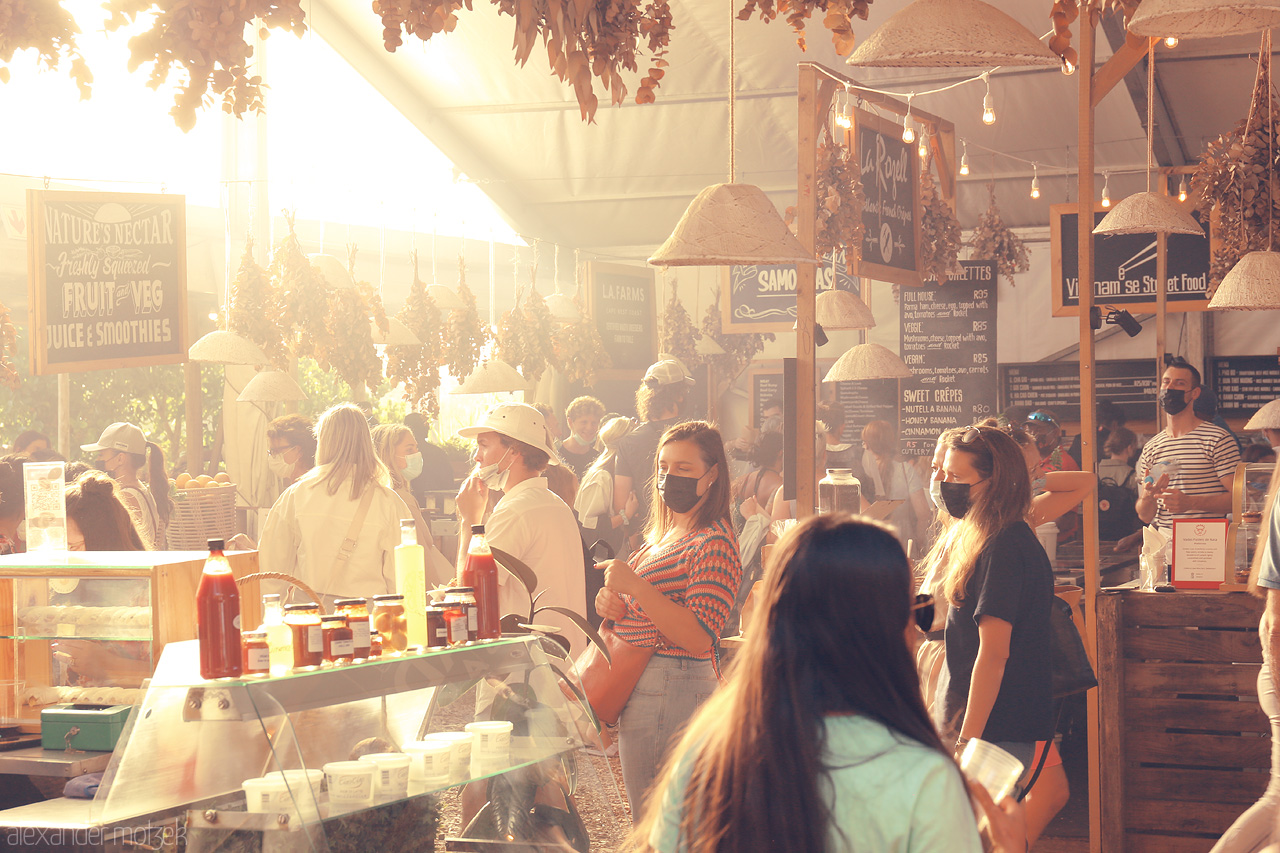 Foto von Vibrant market scenes of Oranjezicht City Farm in Cape Town, buzzing with fresh produce and lively conversations.