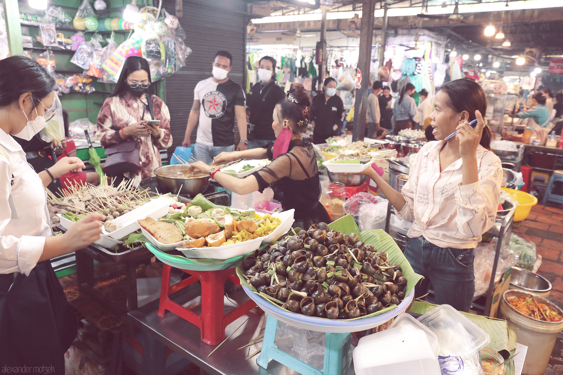 Foto von Street market in Phnom Penh: vibrant stalls, Khmer snacks, sizzling skewers, and local chatter, alive under market lights.